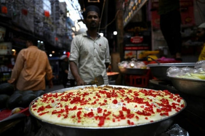 in pictures sweet smell of ramazan tempts as muslims fast