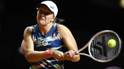 swiatek powers past raducanu for 21st successive win swiatek powers past raducanu for 21st successive win