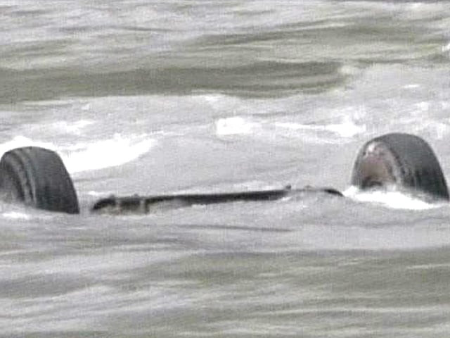 18 die as school van plunges into river 18 die as school van plunges into river