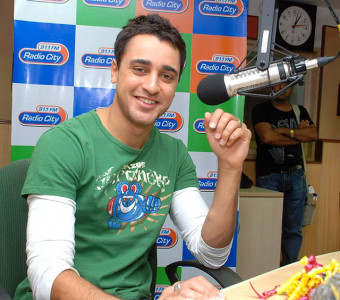 bollywood heart throb imran khan contemplates court marriage