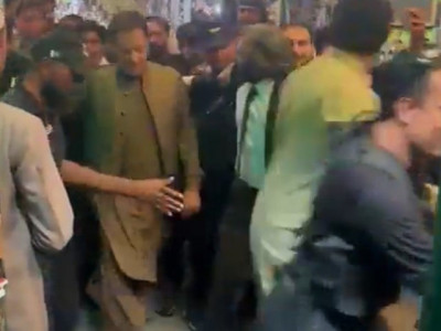 watch thief slogans chanted as imran visits lawyers in lahore watch thief slogans chanted as imran visits lawyers in lahore