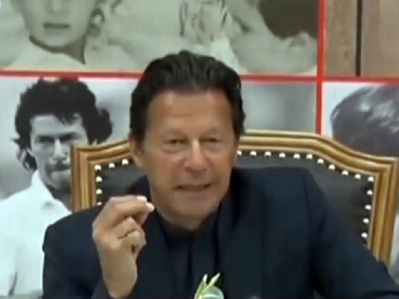 pm imran khan interacting with media persons in sahiwal screengrab