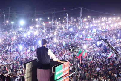 imran warns umpires against match fixing imran warns umpires against match fixing