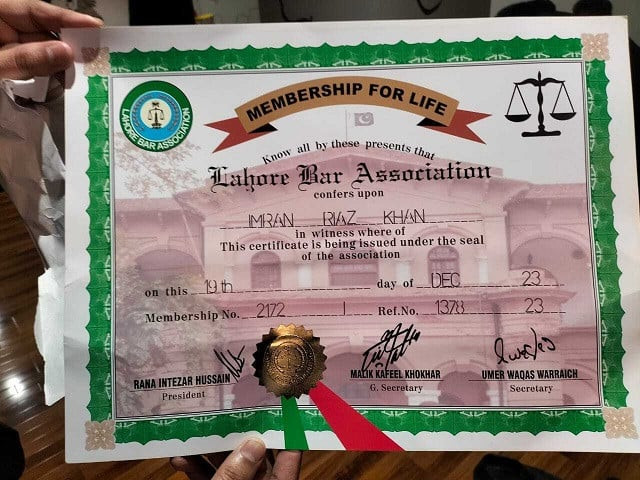 a certificate signifies the lifetime membership awarded to anchorperson imran riaz khan photo express a certificate signifies the lifetime membership awarded to anchorperson imran riaz khan photo express