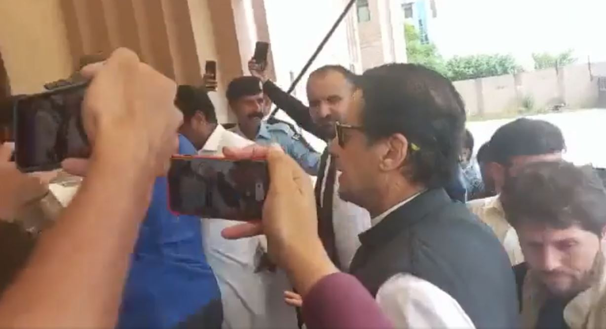 pti chief imran khan arrives at the atc islamabad for hearing of his bail plea in terror case on sept 12 2022 screengrab