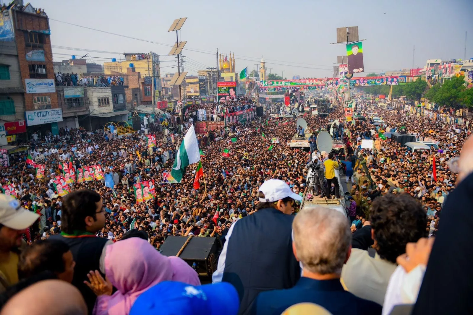 pti chief imran khan receives warm welcome from kamoke on day 4 of pti s long march photo facebook pti pti chief imran khan receives warm welcome from kamoke on day 4 of pti s long march photo facebook pti