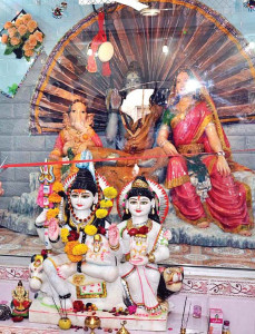 sindh s hindus throng clifton temple to remember the lord of destruction