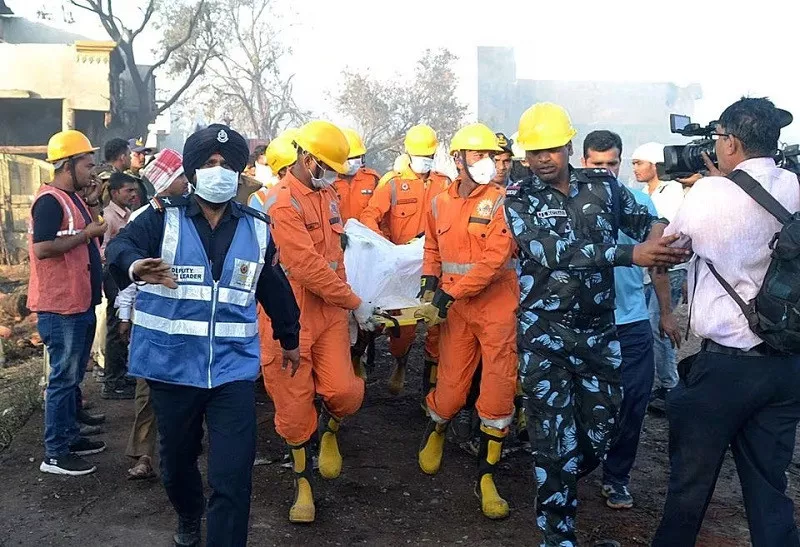 rescue members carry a victim following a blast in a firecracker factory in harda madhya pradesh india february 6 2024 photo reuters rescue members carry a victim following a blast in a firecracker factory in harda madhya pradesh india february 6 2024 photo reuters