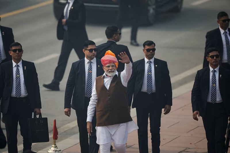 india s prime minister narendra modi waves towards the crowd on republic day in new delhi india january 26 2024 photo reuters