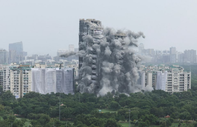 the supertech twin towers collapses following a controlled demolition after the supreme court found them in violation of building norms in noida india august 28 2022 photo reuters the supertech twin towers collapses following a controlled demolition after the supreme court found them in violation of building norms in noida india august 28 2022 photo reuters