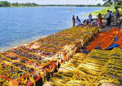 india submerges unclaimed ashes of 1 200 covid dead in farewell ritual