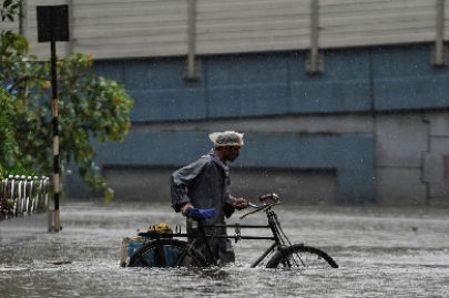 heavy rain batters india s mumbai disrupting rail and road traffic heavy rain batters india s mumbai disrupting rail and road traffic