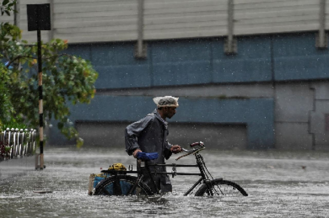 heavy rain batters india s mumbai disrupting rail and road traffic heavy rain batters india s mumbai disrupting rail and road traffic