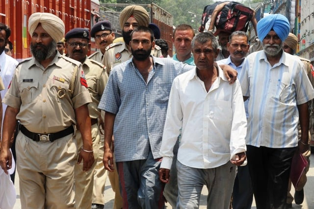 india releases 6 pakistani prisoners india releases 6 pakistani prisoners