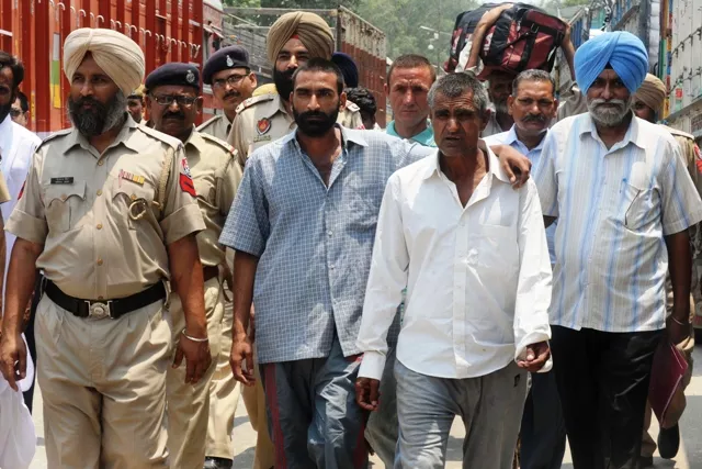 india releases 6 pakistani prisoners india releases 6 pakistani prisoners
