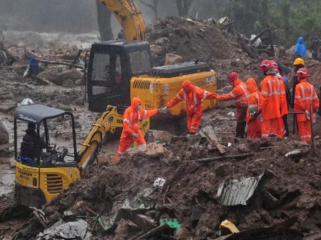 rescue workers look for survivors at the site of a landslide during heavy rains in idukki kerala india august 9 2020 photo reuters rescue workers look for survivors at the site of a landslide during heavy rains in idukki kerala india august 9 2020 photo reuters