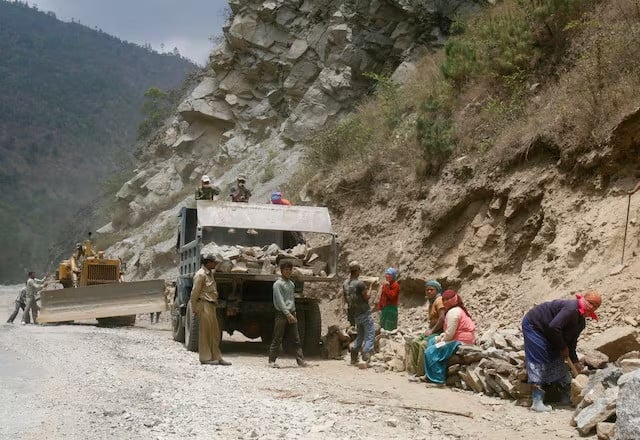 labourers work on india s tezpur tawang highway which runs to the chinese border in arunachal pradesh photo reuters