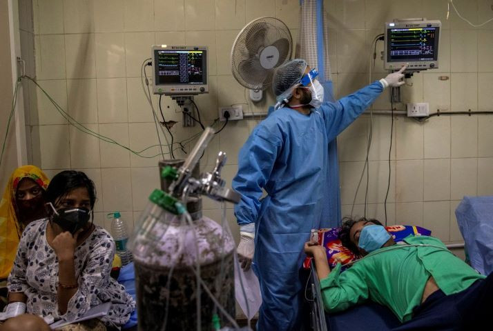 patients suffering from covid 19 get treatment at the casualty ward in lok nayak jai prakash lnjp hospital amidst the spread of the disease in new delhi india april 15 2021 reuters file photo