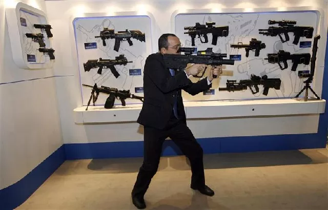 an exhibitor from israel demonstrates an assault rifle to visitors during the sixth international land and naval system defence expo 2010 in new delhi february 15 2010 photo reuters an exhibitor from israel demonstrates an assault rifle to visitors during the sixth international land and naval system defence expo 2010 in new delhi february 15 2010 photo reuters