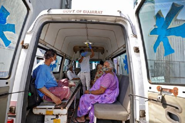 patients are seen inside an ambulance while waiting to enter a covid 19 hospital for treatment amidst the spread of the coronavirus disease covid 19 in ahmedabad india april 22 2021 photo reuters