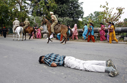 angry protestors clash with police in mohali angry protestors clash with police in mohali