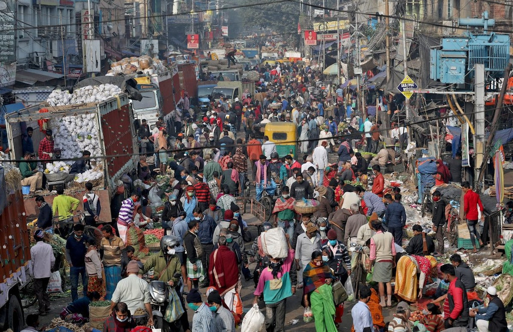 people shop in a crowded market amidst the spread of the coronavirus disease covid 19 in kolkata india january 6 2022 photo reuters