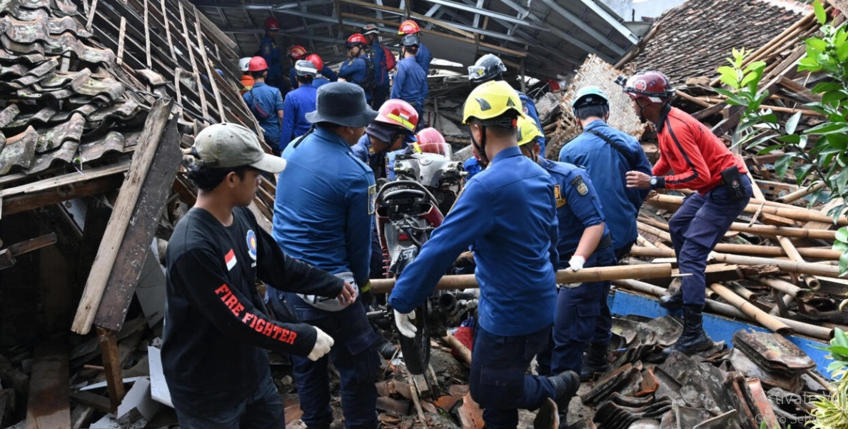 Photo of Rescuers in Indonesia pull six-year-old boy from rubble after deadly quake