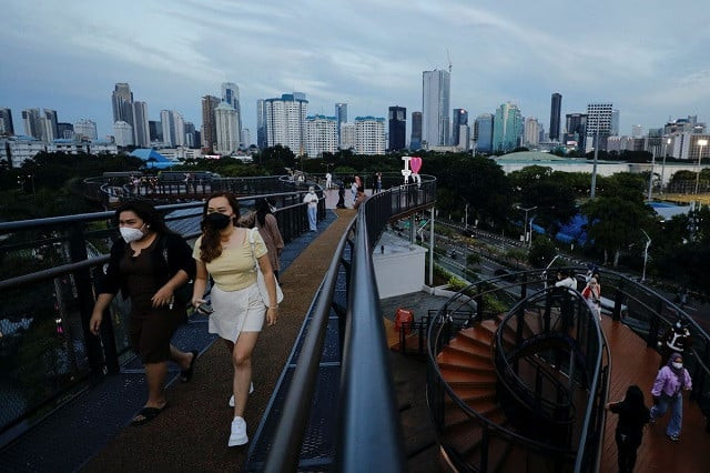 people wearing protective face masks enjoy a stroll along a skywalk bridge as the omicron coronavirus variant continues to spread in jakarta indonesia february 7 2022 photo reuters people wearing protective face masks enjoy a stroll along a skywalk bridge as the omicron coronavirus variant continues to spread in jakarta indonesia february 7 2022 photo reuters