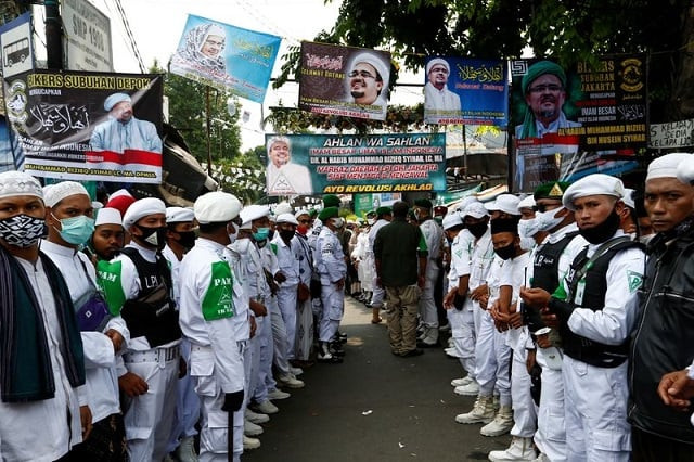 people gather for the homecoming of rizieq shihab the leader of indonesian islamic defenders front fpi who has resided in saudi arabia since 2017 in jakarta indonesia november 10 2020 photo reuters people gather for the homecoming of rizieq shihab the leader of indonesian islamic defenders front fpi who has resided in saudi arabia since 2017 in jakarta indonesia november 10 2020 photo reuters