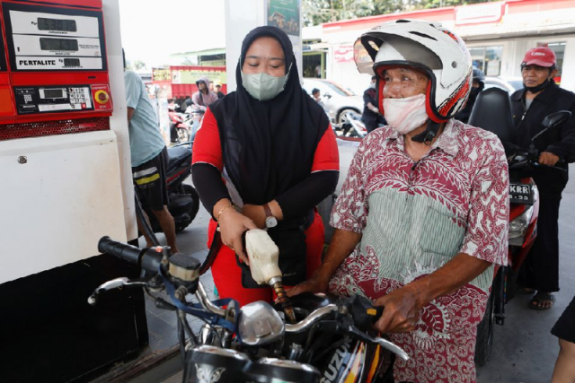 a worker of a petrol station of the state owned company pertamina fills a motorcycle with subsidised fuel after the announcement of a fuel price hike in bekasi on the outskirts of jakarta indonesia september 3 2022 photo reuters a worker of a petrol station of the state owned company pertamina fills a motorcycle with subsidised fuel after the announcement of a fuel price hike in bekasi on the outskirts of jakarta indonesia september 3 2022 photo reuters