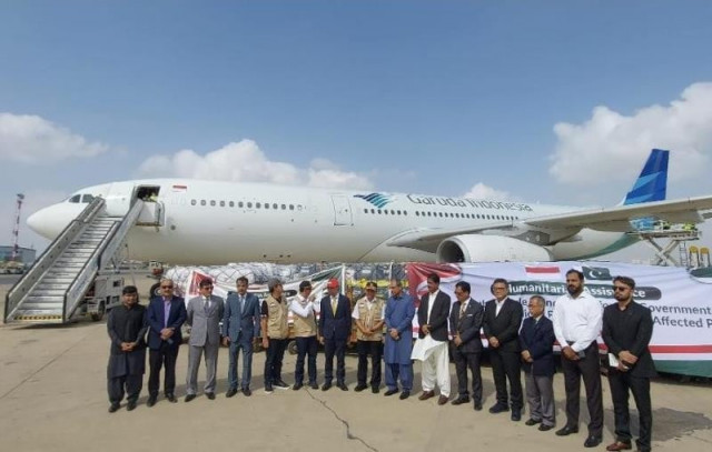 the indonesian delegation is photographed with pakistani official at karachi airport photo express the indonesian delegation is photographed with pakistani official at karachi airport photo express