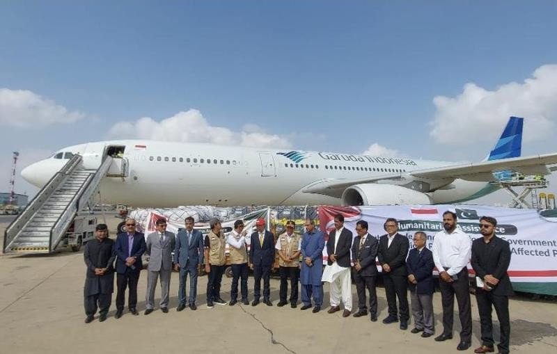the indonesian delegation is photographed with pakistani official at karachi airport photo express