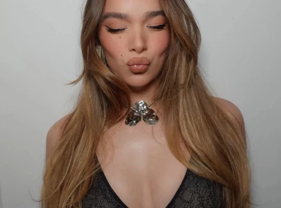 hailee steinfeld s governors awards dress fuels split reactions and sparks pregnancy speculation