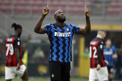 inter crush ac milan to pull clear in serie a as roma napoli lose ground