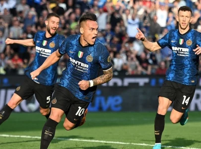 inter overcome udinese to stay on heels of milan