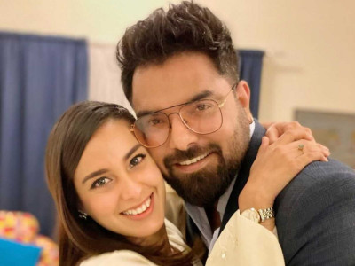 iqra aziz yasir hussain celebrate one year anniversary iqra aziz yasir hussain celebrate one year anniversary