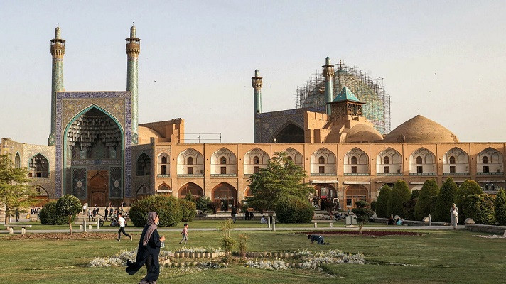 Photo of Iran's UNESCO-listed Isfahan mosque damaged in restoration