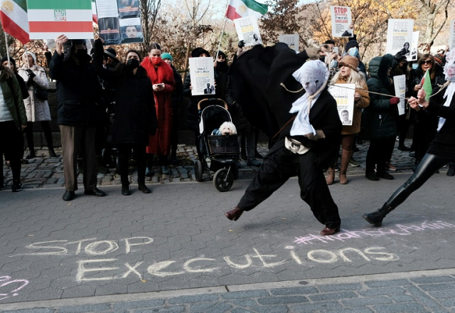 people demonstrate outside an iranian diplomat s residence in new york after a protester s execution photo afp people demonstrate outside an iranian diplomat s residence in new york after a protester s execution photo afp