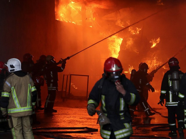 ایران کے شہر مشہد میں گودام میں خوفناک آگ بھڑک اٹھی۔  ایکسپریس ٹریبیون
