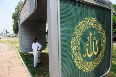 under the shade loitering commuters to be treated with islamic art
