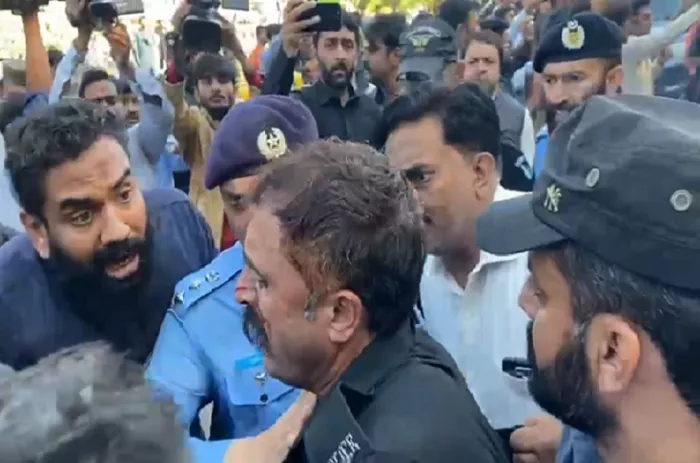 ssp among 10 policemen injured in judicial complex clash with pti ssp among 10 policemen injured in judicial complex clash with pti