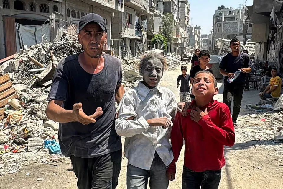 palestinians react at the site of an israeli strike that destroyed several houses in khan younis in the southern gaza strip on august 27 2024 photo reuters palestinians react at the site of an israeli strike that destroyed several houses in khan younis in the southern gaza strip on august 27 2024 photo reuters