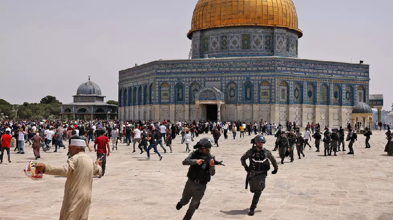 Over 100 Israeli settlers storm Al-Aqsa Mosque to celebrate Purim | The Express Tribune