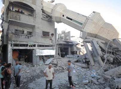 israeli strikes intensify in gaza tanks roll into rafah