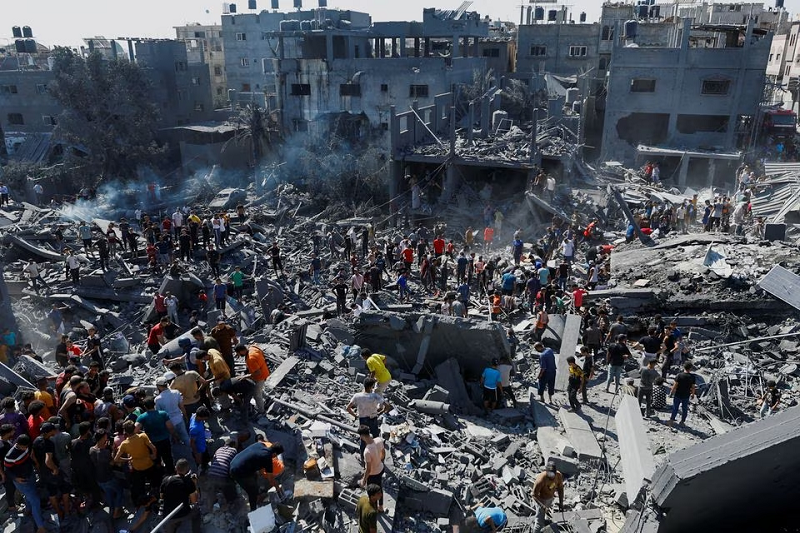 palestinians search for casualties at the site of israeli strikes on houses in khan younis in the southern gaza strip october 26 2023 photo reuters