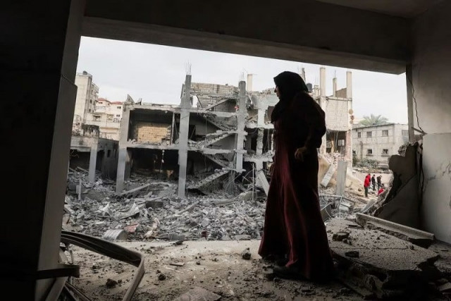 a palestinian woman stands at the site of israeli strikes on houses in khan younis in the southern gaza strip photo reuters a palestinian woman stands at the site of israeli strikes on houses in khan younis in the southern gaza strip photo reuters