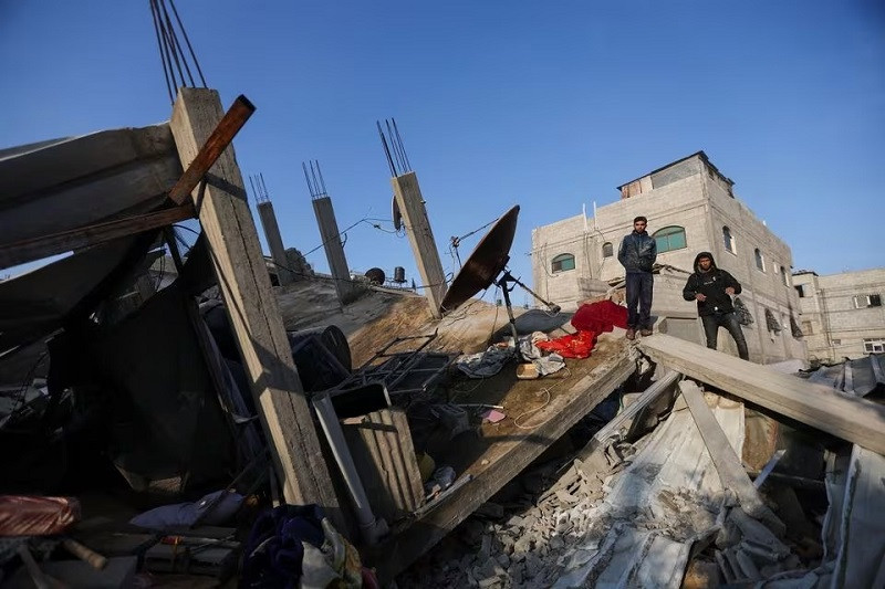 Palestinians inspect the site of an Israeli strike on a house in Rafah in the southern Gaza Strip, December 17, 2023. PHOTO: REUTERS