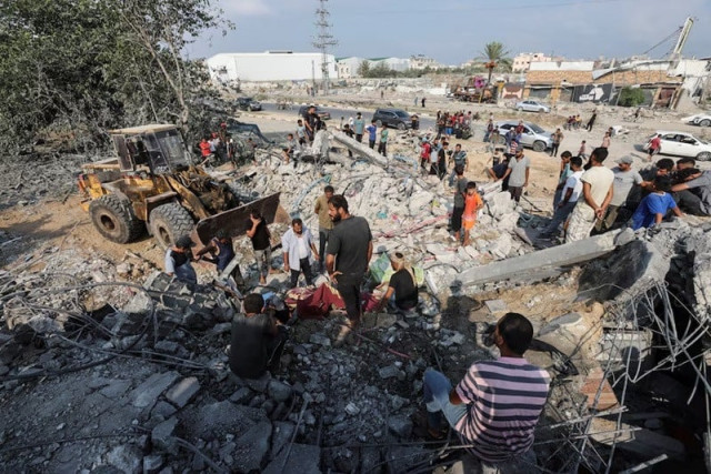 palestinians stand at the site of an israeli airstrike on a shelter housing displaced people in central gaza strip august 17 2024 photo reuters palestinians stand at the site of an israeli airstrike on a shelter housing displaced people in central gaza strip august 17 2024 photo reuters