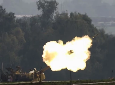 israeli tanks advance deep into gaza town after strikes cause new mass exodus