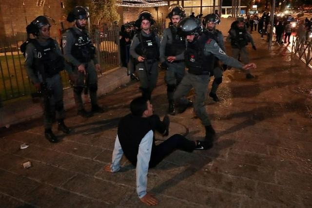 300 injured after Israel's brutal raid on Al Aqsa mosque - Vimarsana News